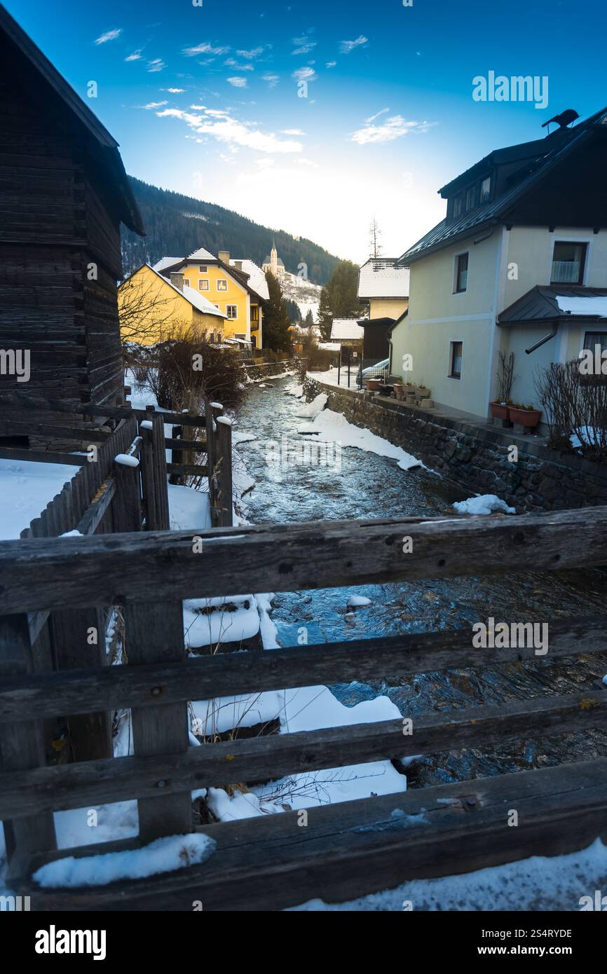Vecchia città austriaca con fast fiume di montagna passando attraverso di esso Foto Stock