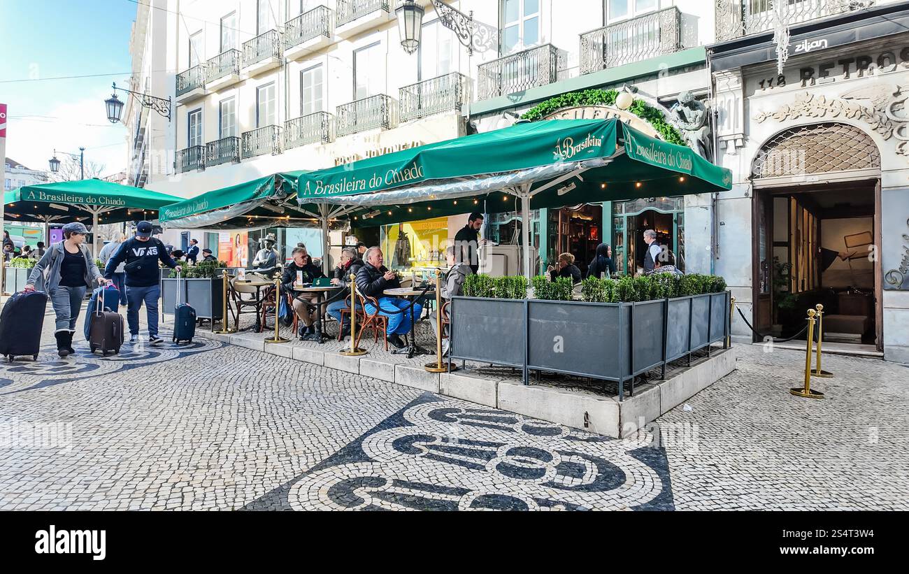 A Brasileira do Chiado è uno dei caffè più antichi ed emblematici di Lisbona, situato su Rua Garrett nel quartiere Chiado, Lisbona Foto Stock