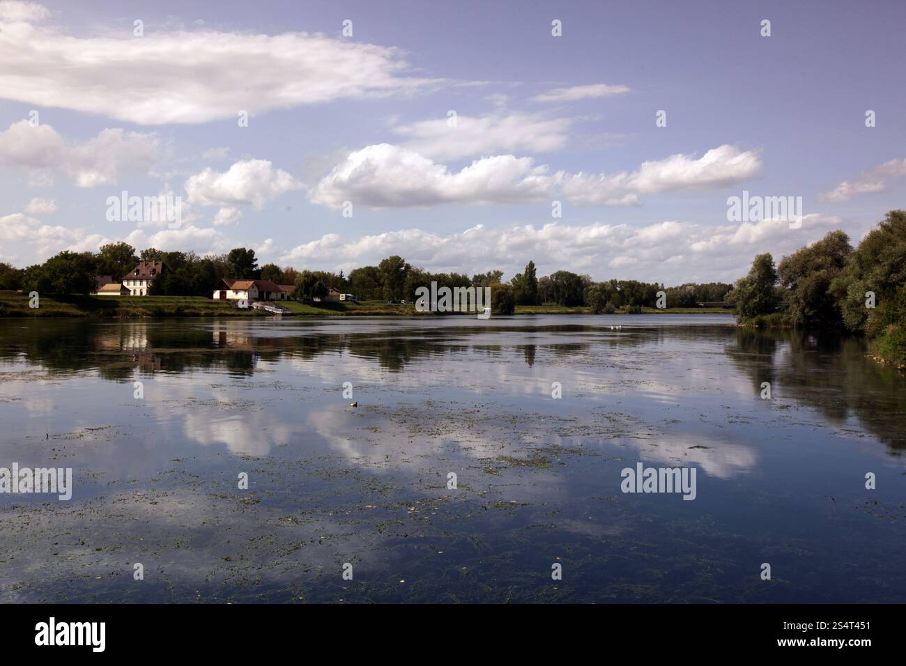 Il fiume Reno presso la vecchia città di Waldshut nel Blackforest nel sud della Germania in Europa. Foto Stock