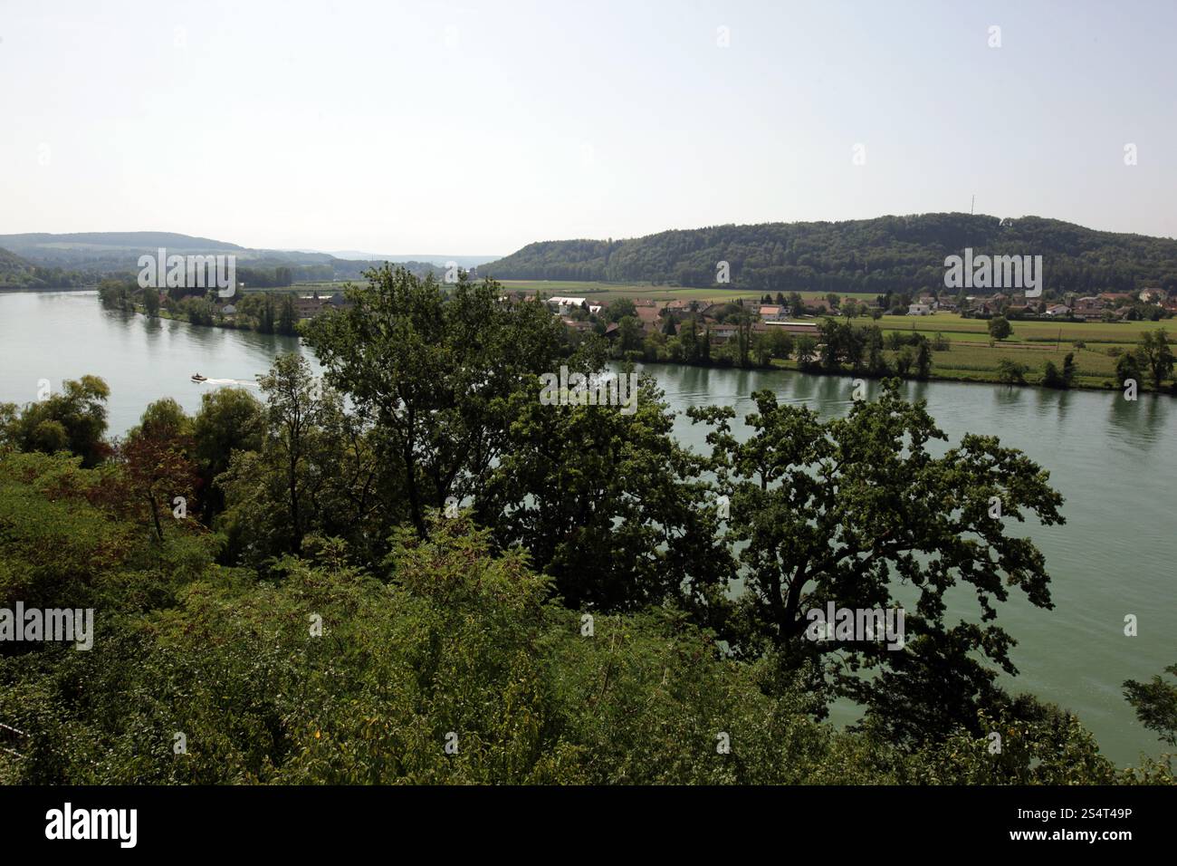 Fiume Reno al confine della Svizzera e della Germania alla città vecchia di Waldshut nel Blackforest nel sud della Germania in Europa. Foto Stock