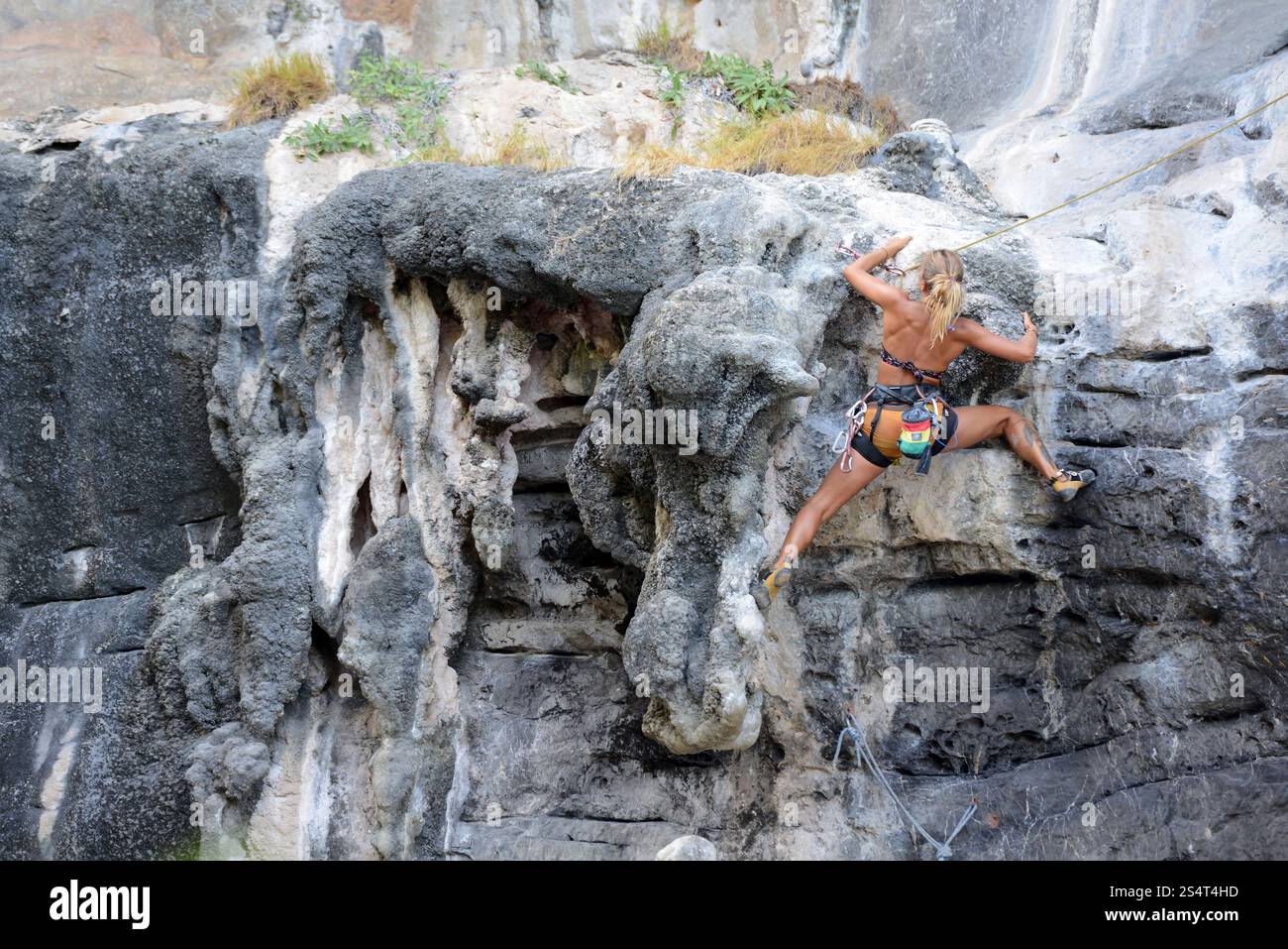 Sdraiati presso le rocce della spiaggia Hat Tom Sai a Railay vicino Ao Nang fuori dalla città di Krabi sul Mare delle Andamane nel sud della Thailandia. . Foto Stock