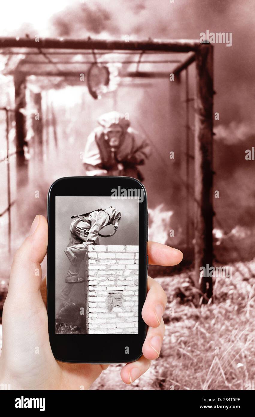 Fotografare la formazione militare - tourist prende foto di esercitazioni militari sullo smartphone, Foto Stock