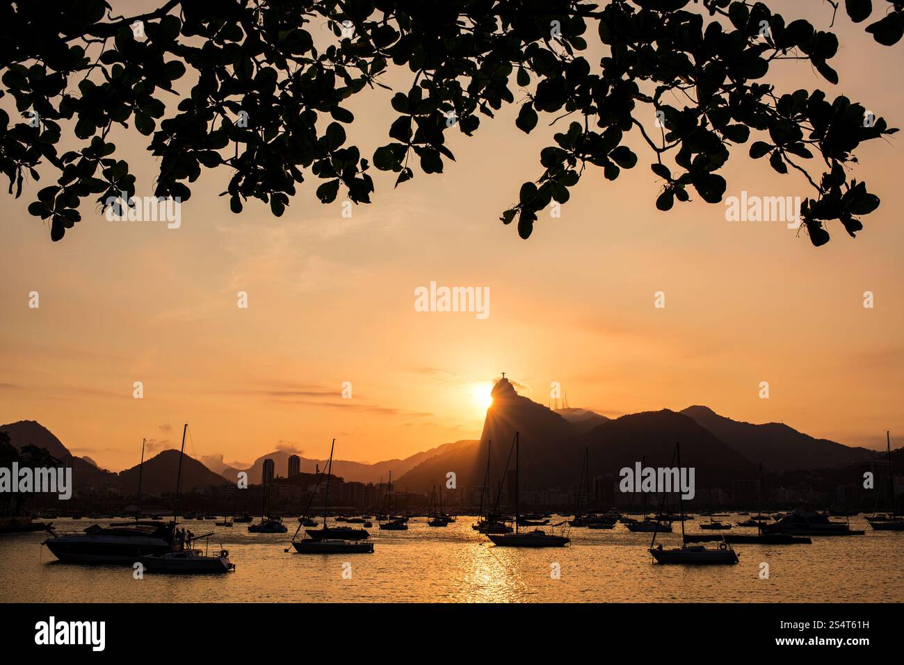 Vista del tramonto dall'idilliaco quartiere Urca a Rio de Janeiro Foto Stock