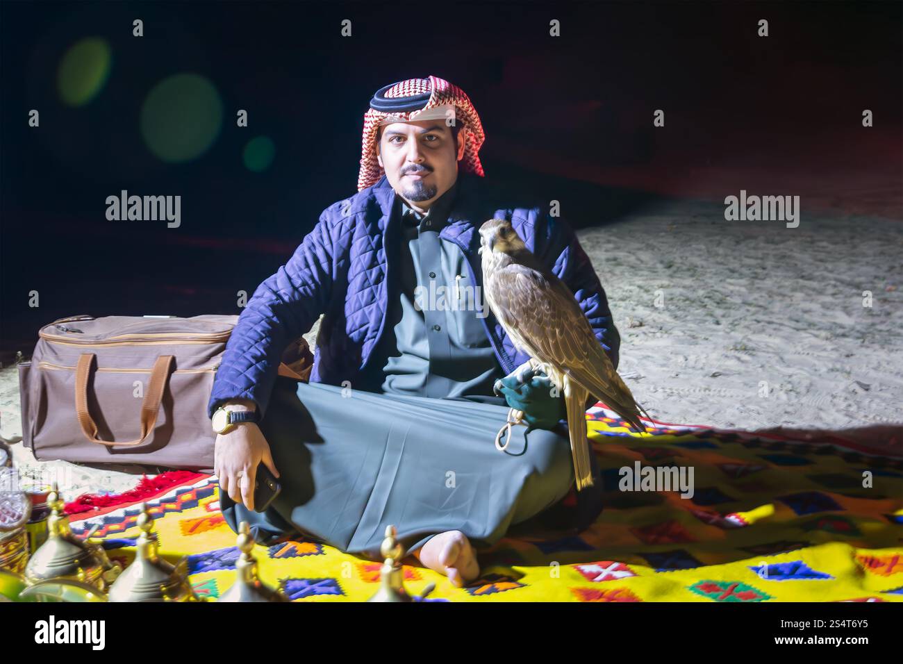 Maestosi legami: Un uomo saudita e la sua Aquila sotto il deserto, Dammam, Arabia Saudita 10 febbraio 2021 Foto Stock
