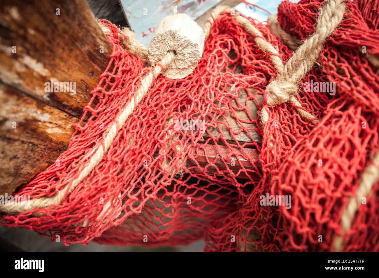 Closeup colpo di fibra naturale net su una vecchia imbarcazione in legno Foto Stock