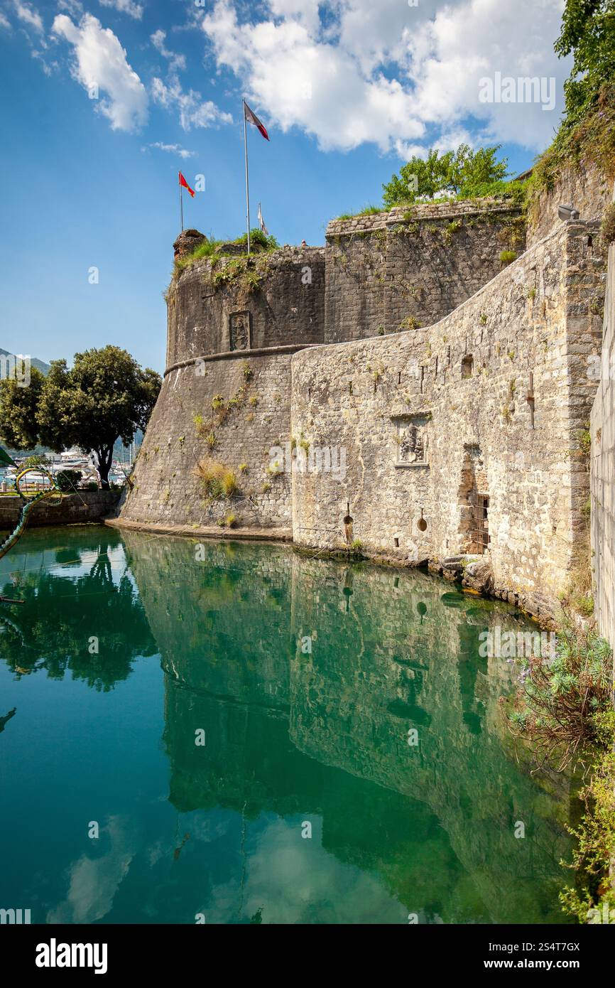Bellissima vista sul castello di parete in corrispondenza di fosso di Kotor, Montenegro Foto Stock