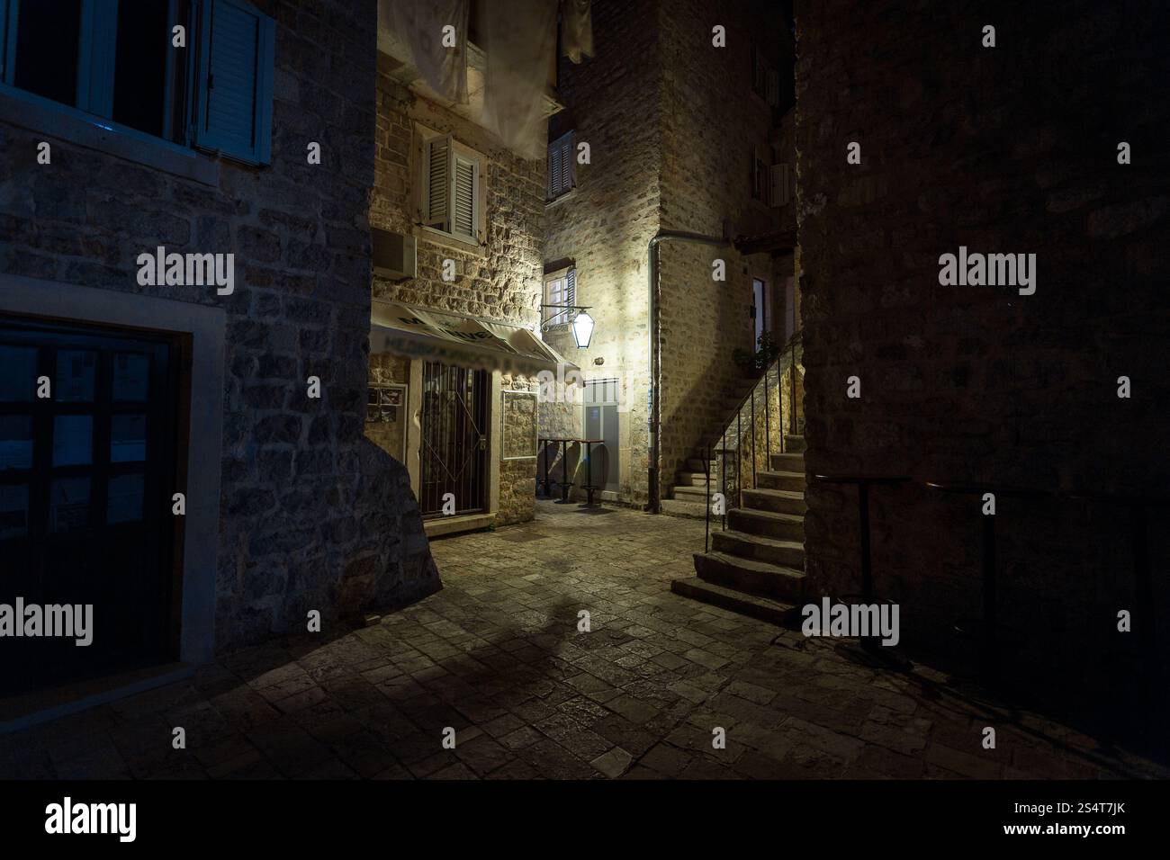 Bella stradina di antica città illuminata dalla lanterna di notte Foto Stock