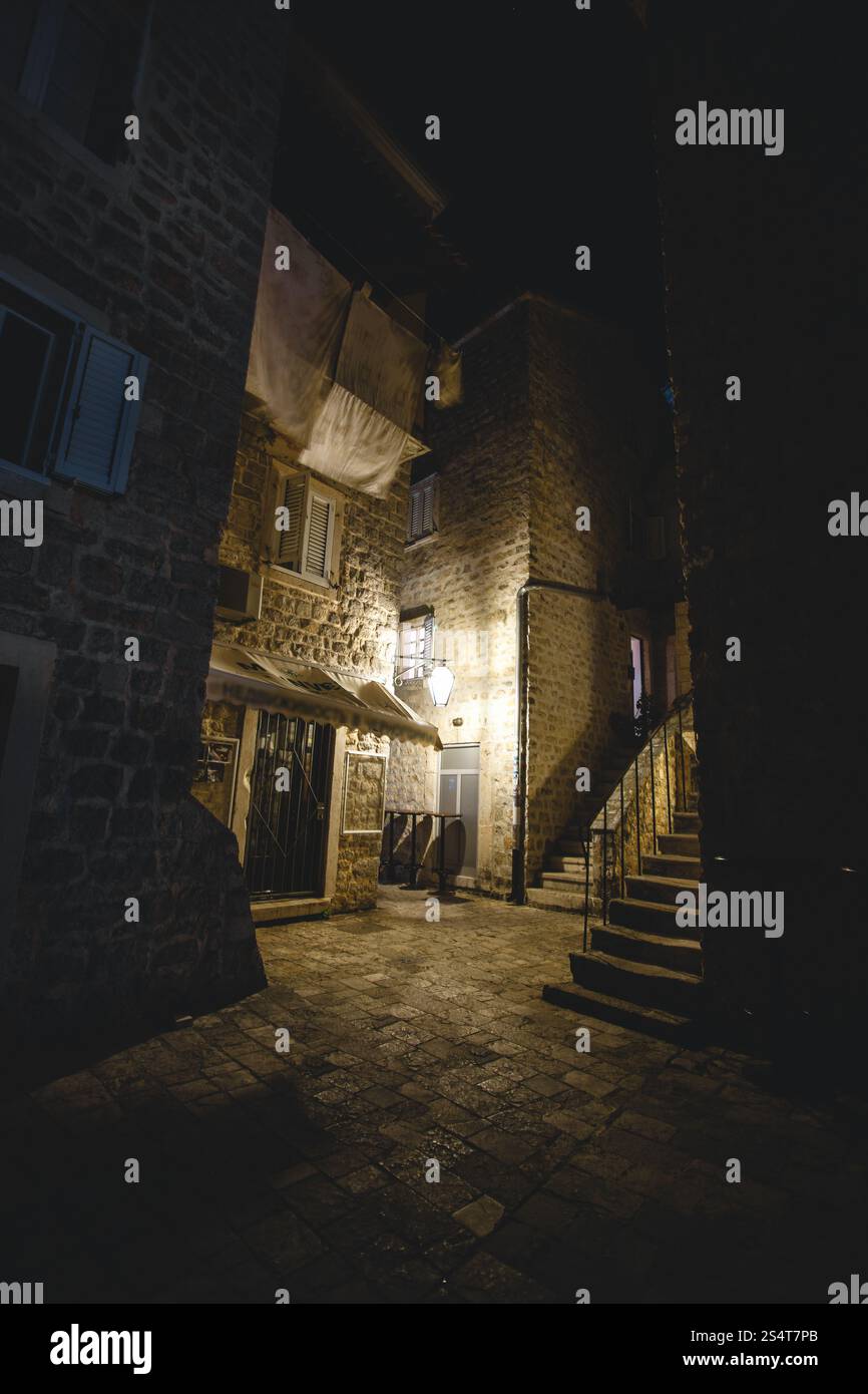 Bella vista notturna di street presso la antica città di Budva , il Montenegro Foto Stock