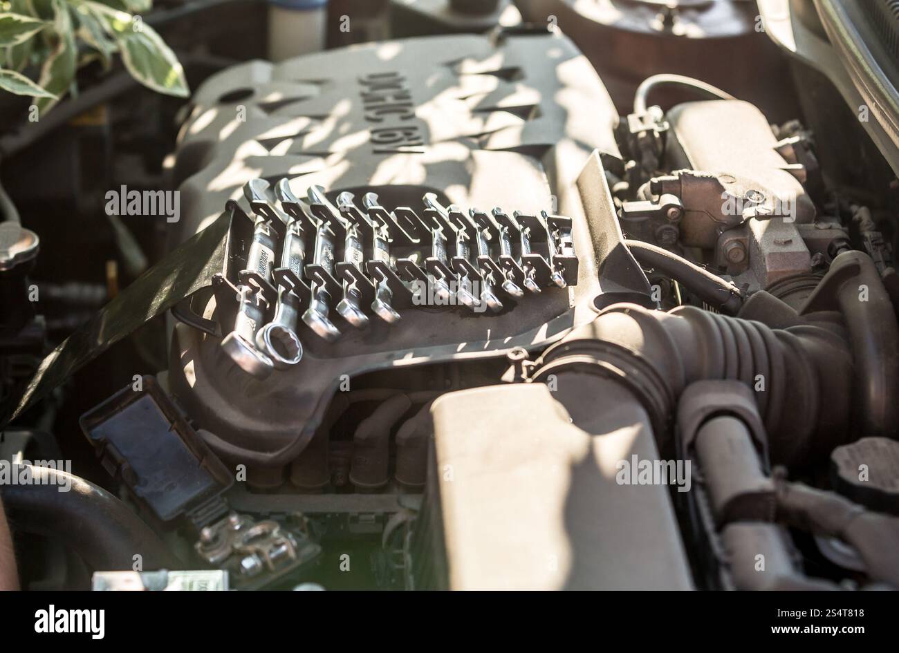 Closeup shot del set di strumenti giacente su auto a motore Foto Stock