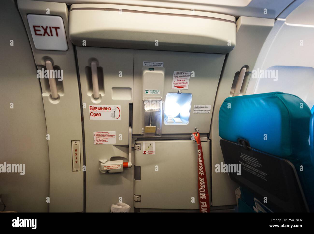 Closeup colpo di uscita di emergenza porta in aereo Foto Stock