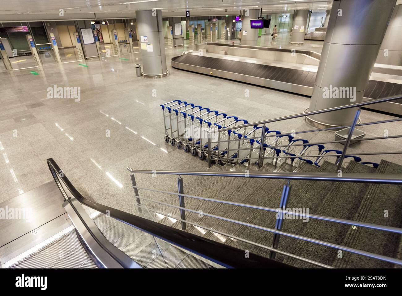 Interior shot di escalator e il reclamo bagagli in corrispondenza del terminale Foto Stock