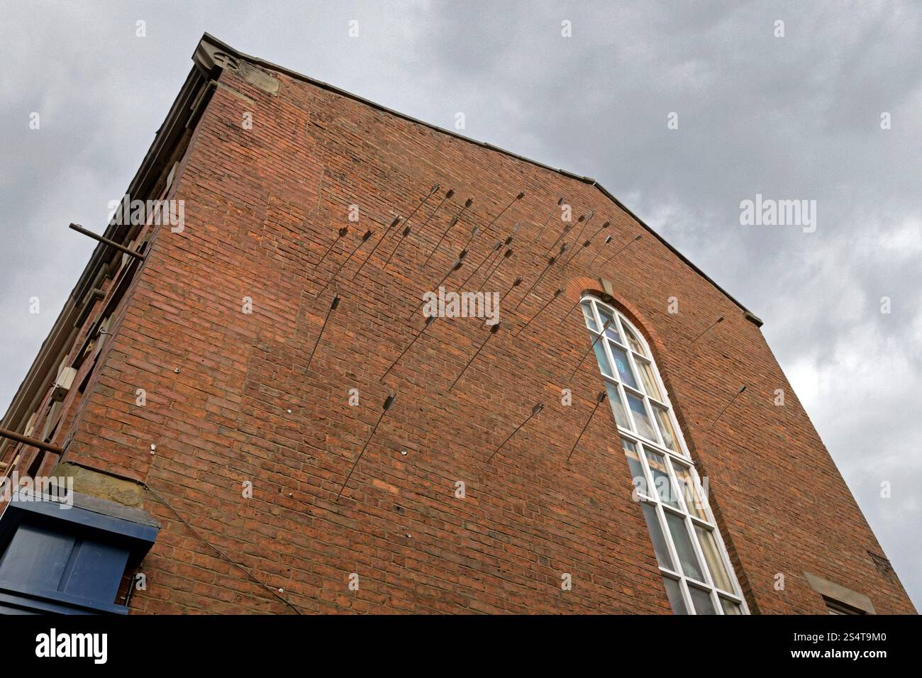 Installazione artistica di Pewter Arrows a Northgate. Blackburn. L'installazione segna la realizzazione del film "rapimento da parte degli indiani”. Foto Stock