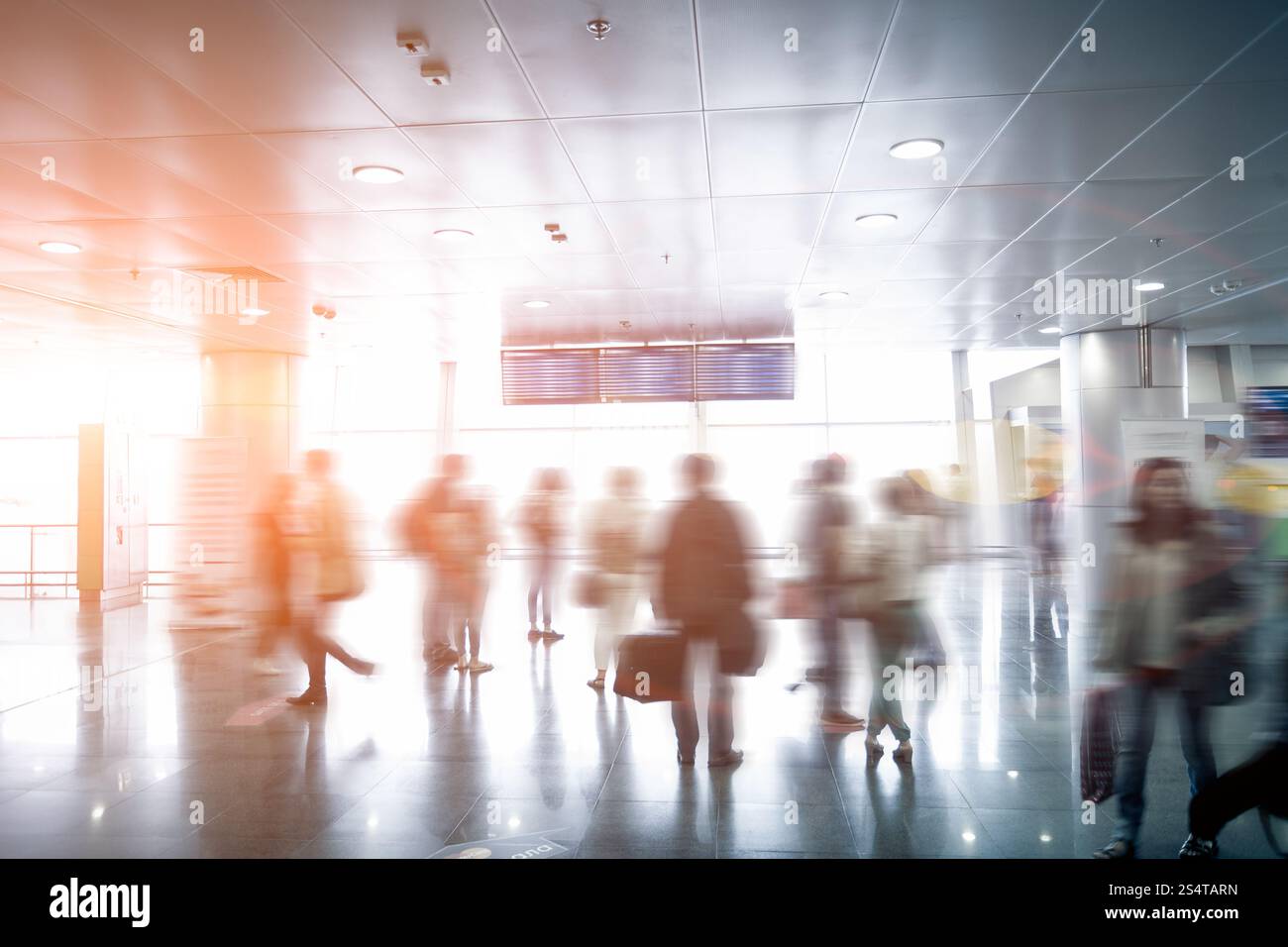 Foto di interni di offuscata passeggeri guardando all'aeroporto di pianificazione alla giornata di sole Foto Stock