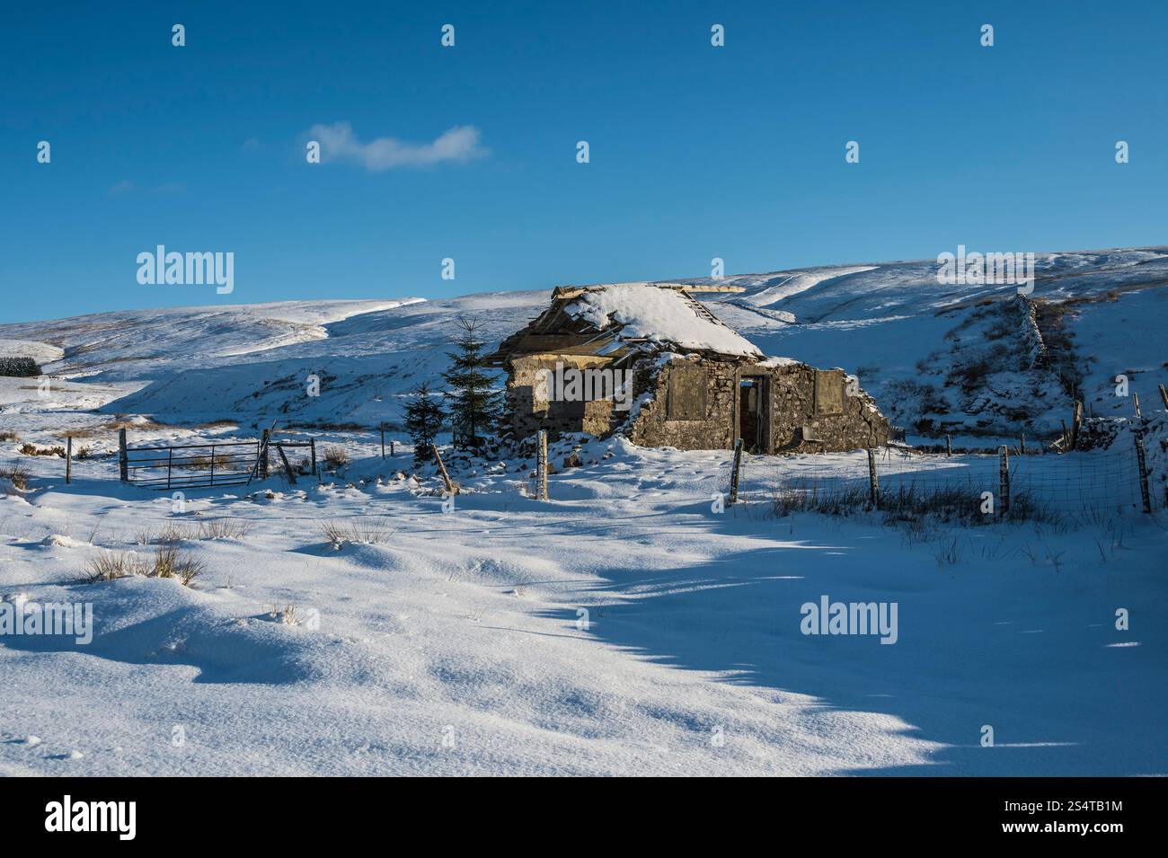 Questa scena invernale sulla neve è la capanna per sparare alle pietre preziose nella valle di Chapel le Dale, vicino a Ribblehead Road, nello Yorkshire Dales Foto Stock