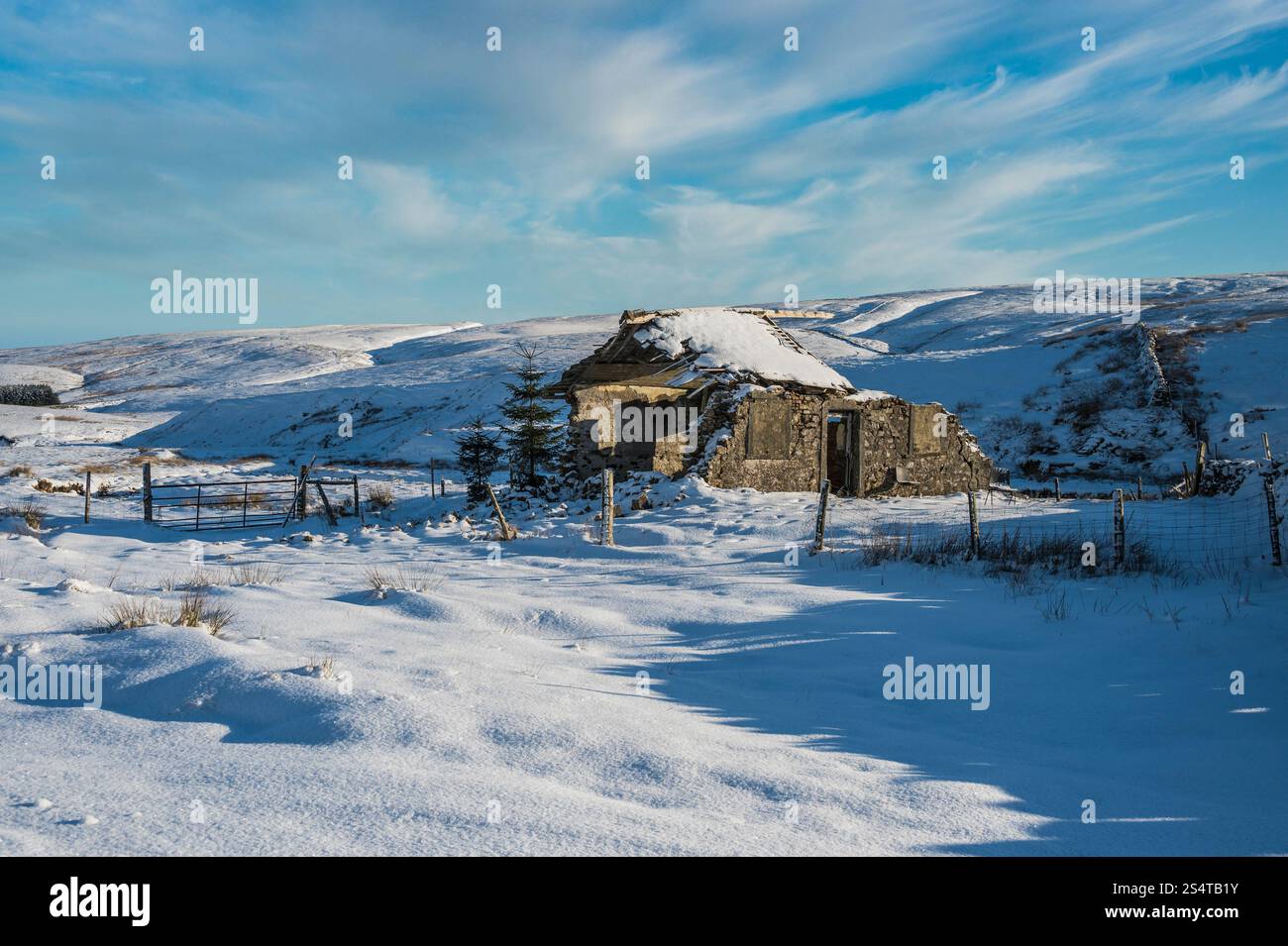 Questa scena invernale sulla neve è la capanna per sparare alle pietre preziose nella valle di Chapel le Dale, vicino a Ribblehead Road, nello Yorkshire Dales Foto Stock