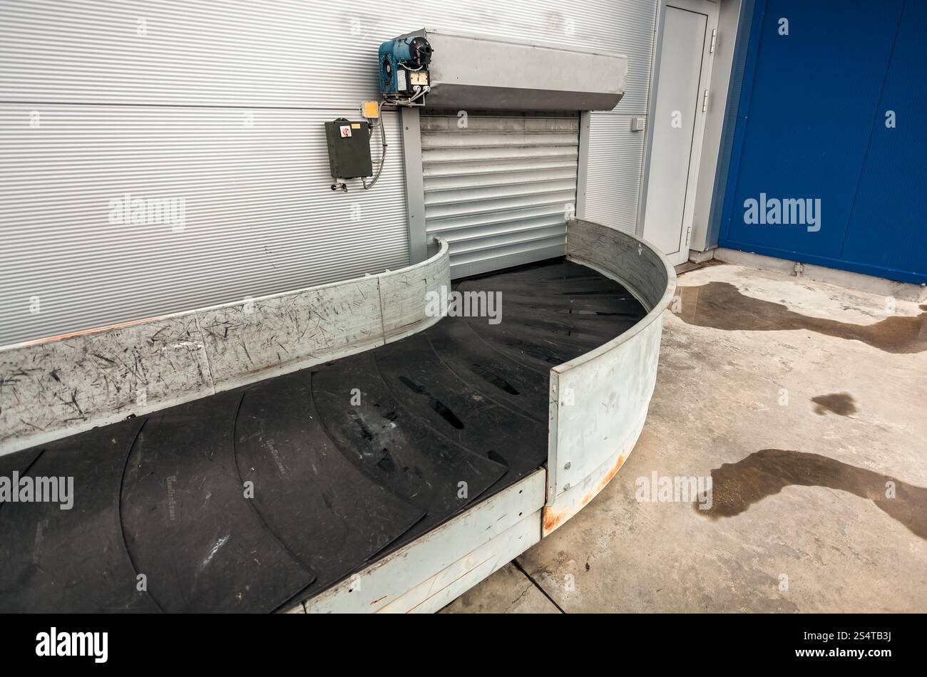 Foto di bagagli vuoti rivendicazione linea all'aeroporto Foto Stock