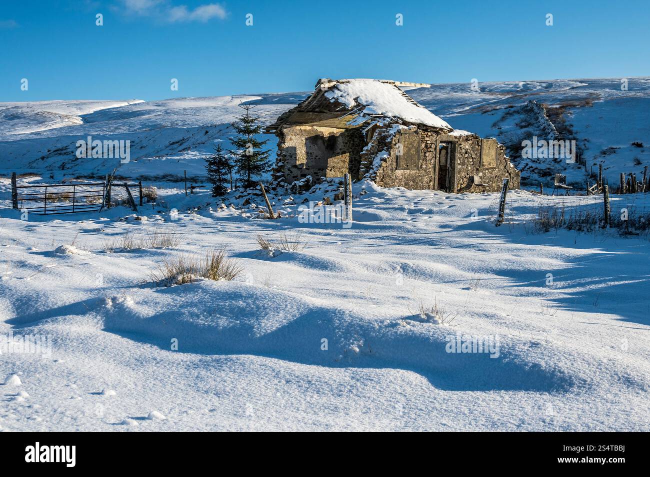 Questa scena invernale sulla neve è la capanna per sparare alle pietre preziose nella valle di Chapel le Dale, vicino a Ribblehead Road, nello Yorkshire Dales Foto Stock