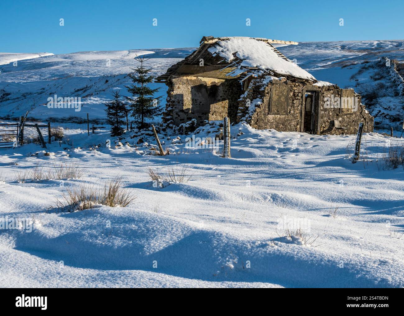 Questa scena invernale sulla neve è la capanna per sparare alle pietre preziose nella valle di Chapel le Dale, vicino a Ribblehead Road, nello Yorkshire Dales Foto Stock