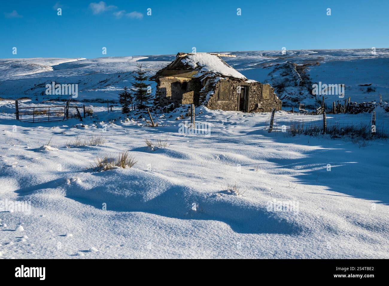 Questa scena invernale sulla neve è la capanna per sparare alle pietre preziose nella valle di Chapel le Dale, vicino a Ribblehead Road, nello Yorkshire Dales Foto Stock