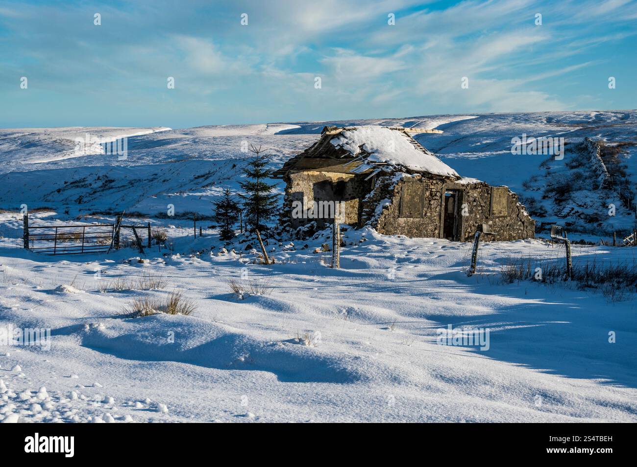 Questa scena invernale sulla neve è la capanna per sparare alle pietre preziose nella valle di Chapel le Dale, vicino a Ribblehead Road, nello Yorkshire Dales Foto Stock