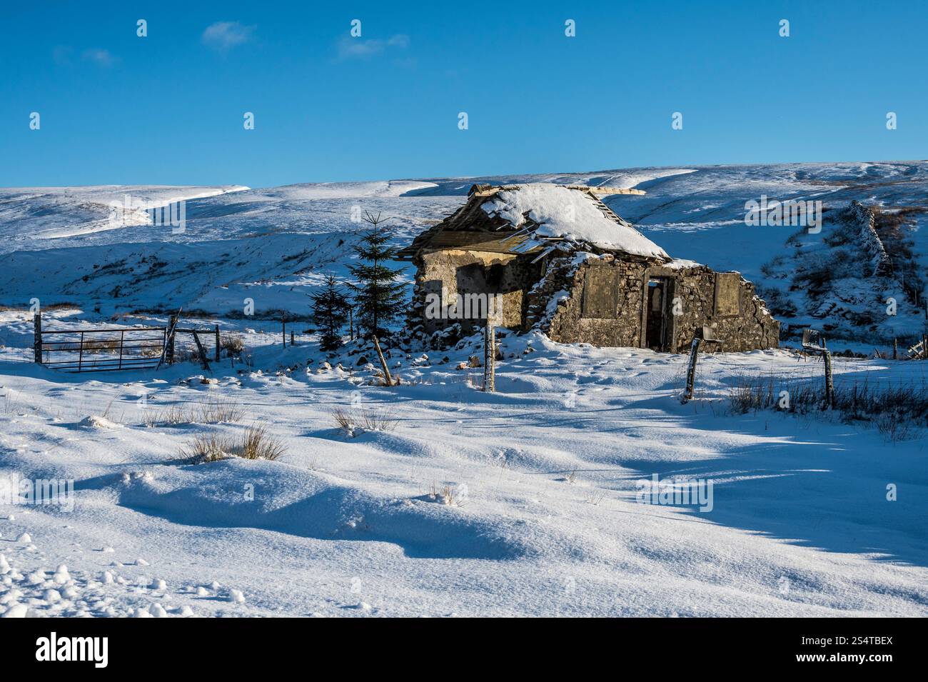 Questa scena invernale sulla neve è la capanna per sparare alle pietre preziose nella valle di Chapel le Dale, vicino a Ribblehead Road, nello Yorkshire Dales Foto Stock