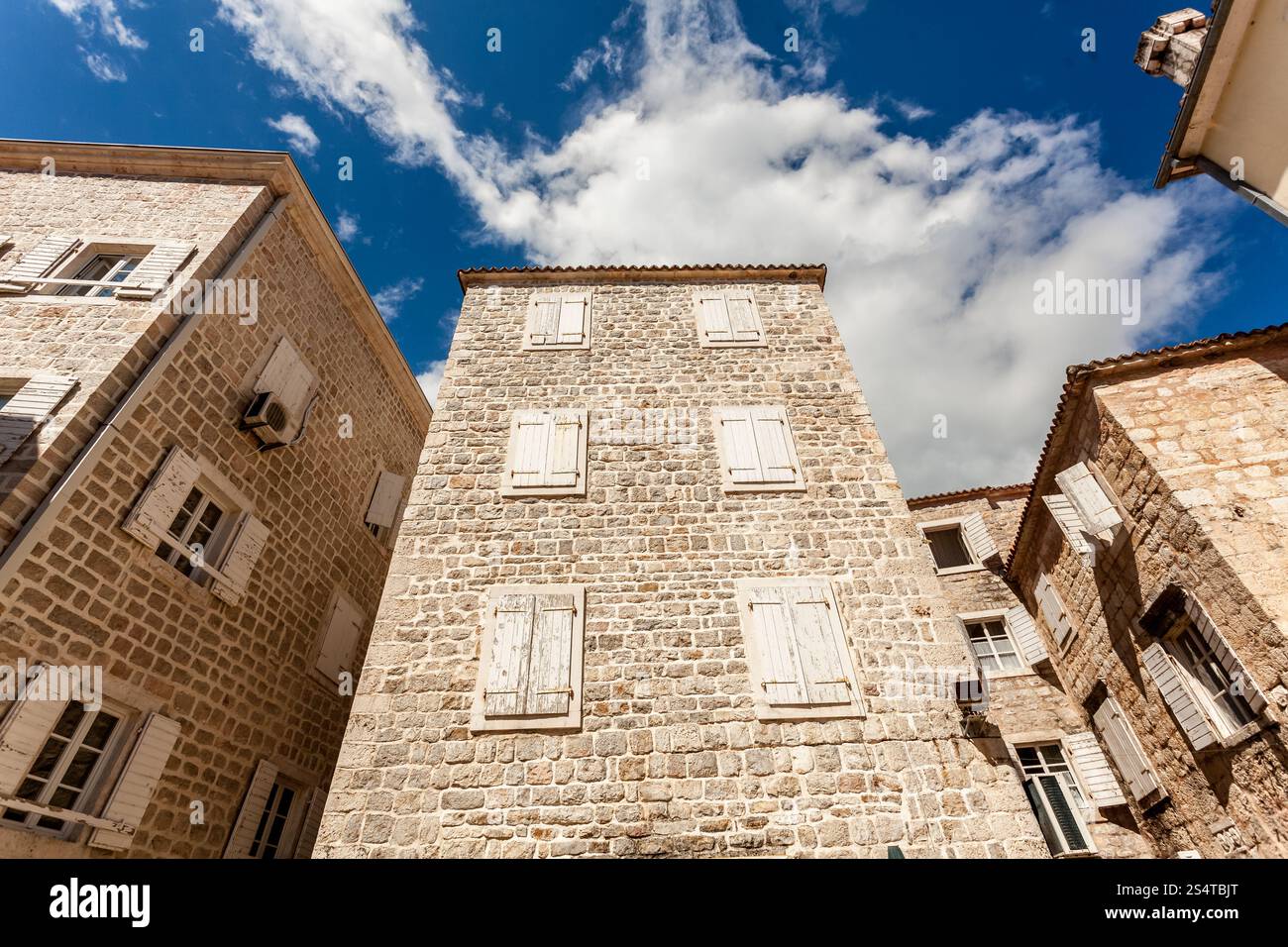 Il vecchio edificio in pietra con le finestre chiuse in giornata di sole Foto Stock