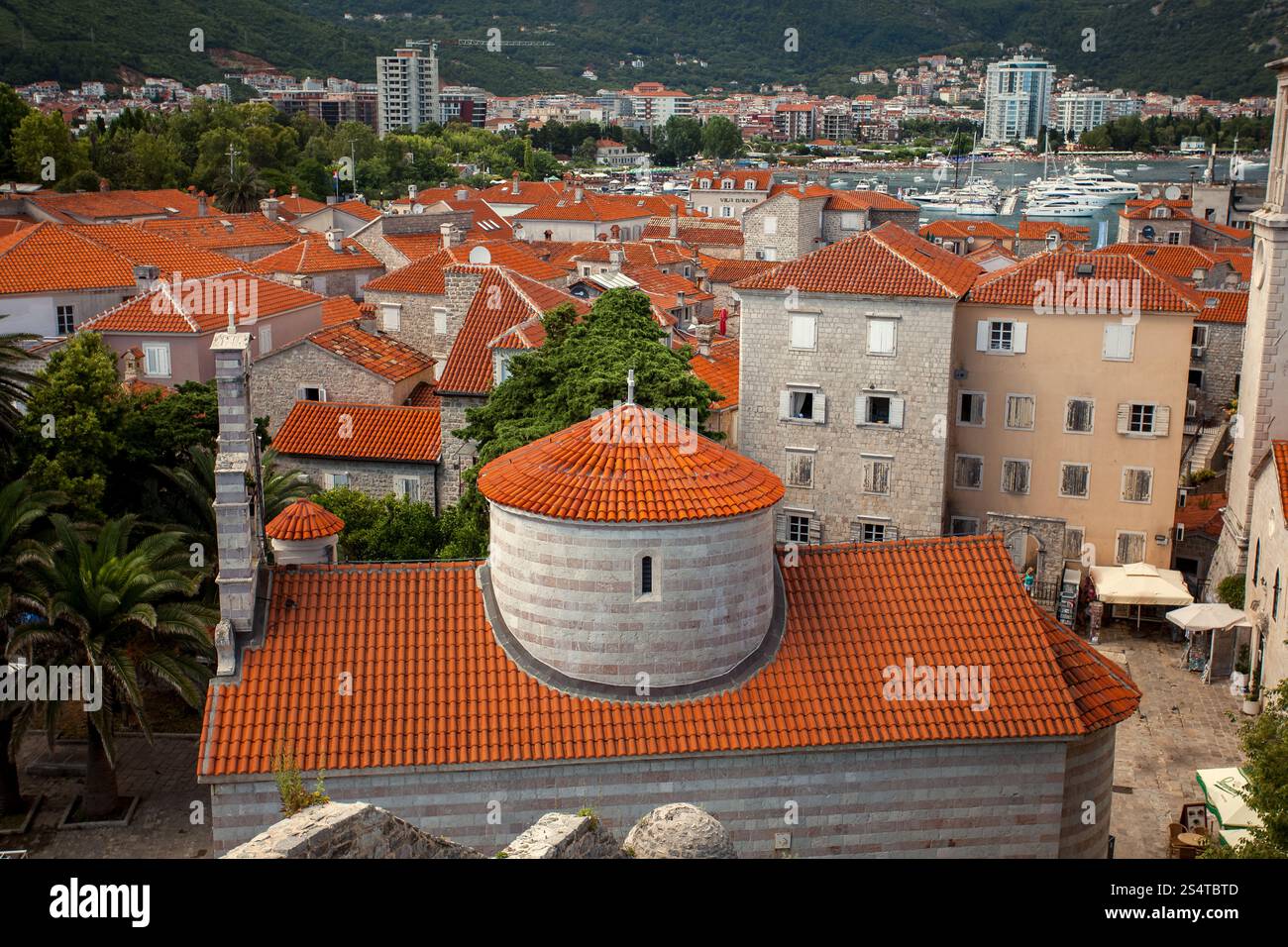 Antica città di Budva con tetti di tegole rosse e grande chiesa ortodossa, Montenegro Foto Stock