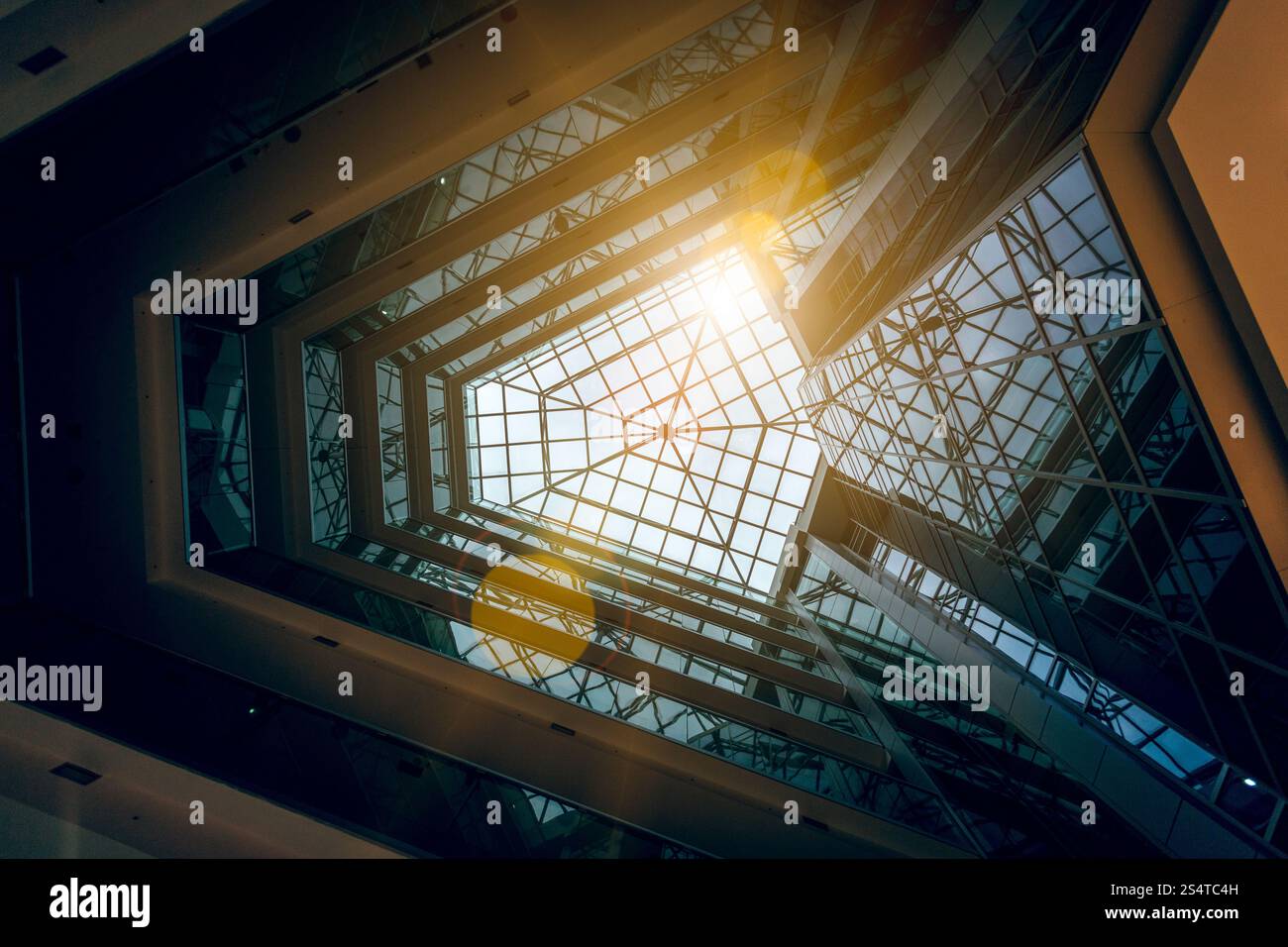 Foto di interni di edificio moderno atrium con sole splendente Foto Stock