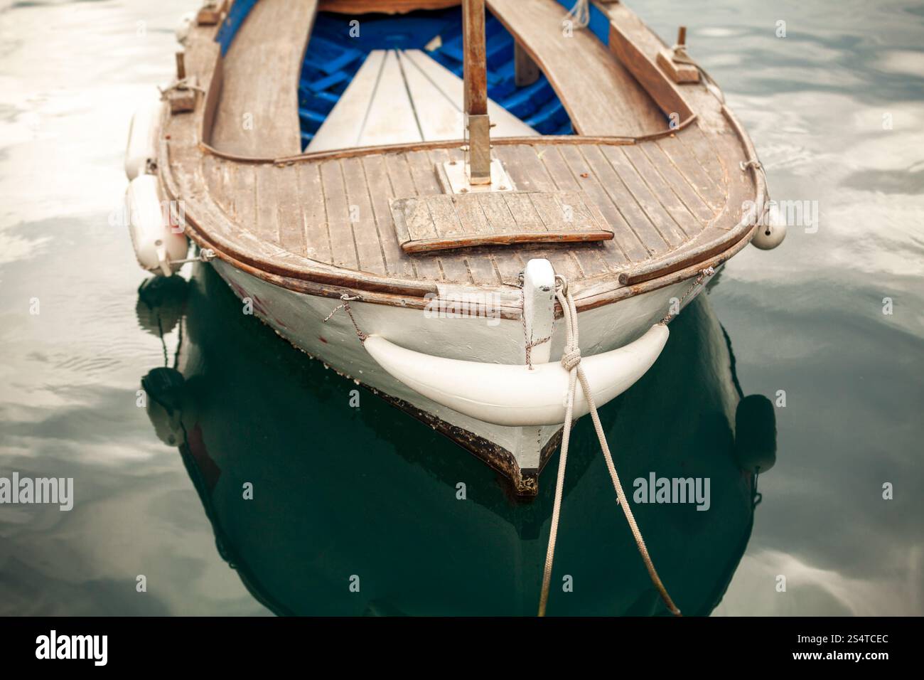 Primo piano della ormeggiata bianco vecchia barca in legno Foto Stock