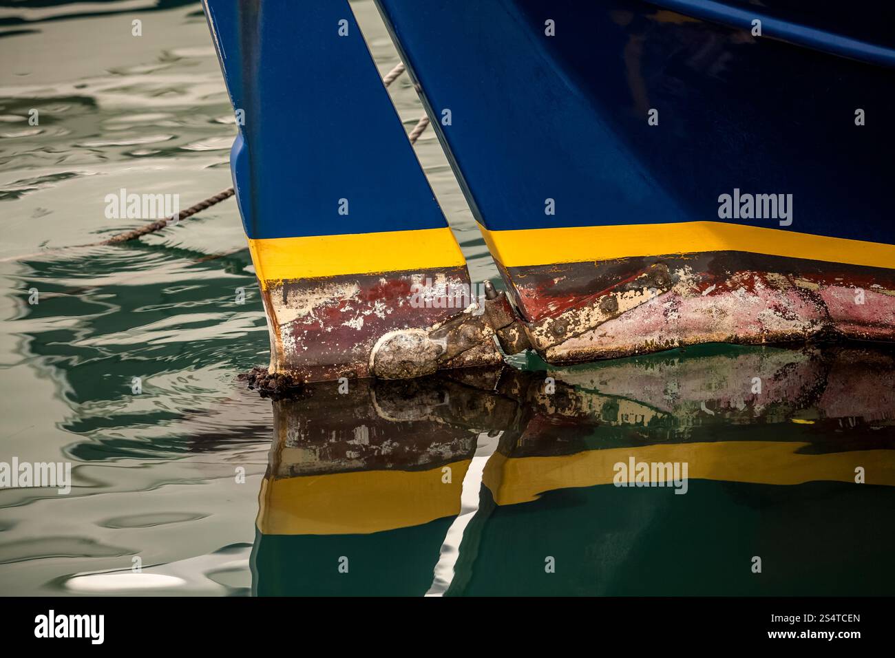Primo piano del dipinto di vecchia barca prua in mare Foto Stock