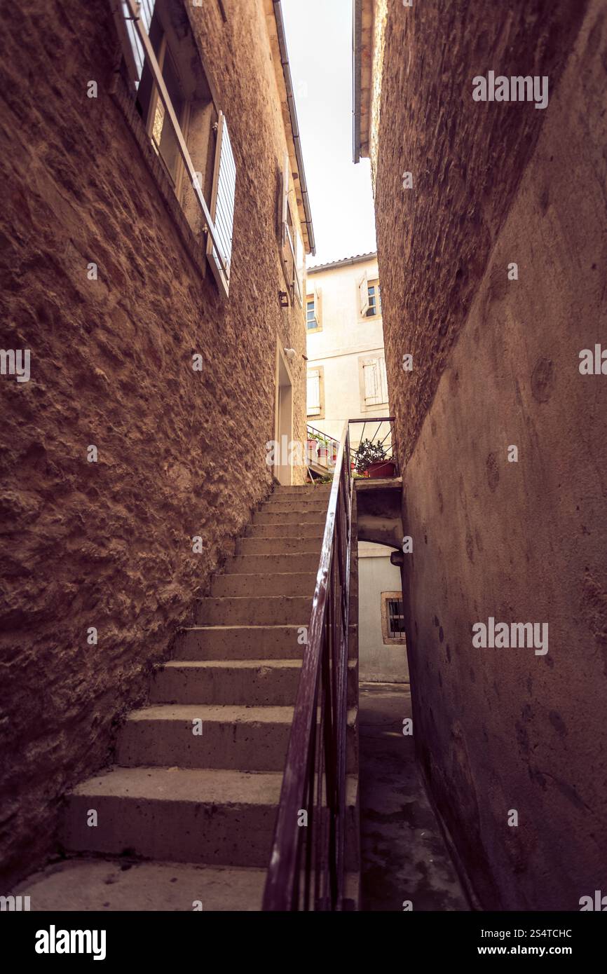 Tonica foto di grande scalinata a vecchia strada stretta Foto Stock