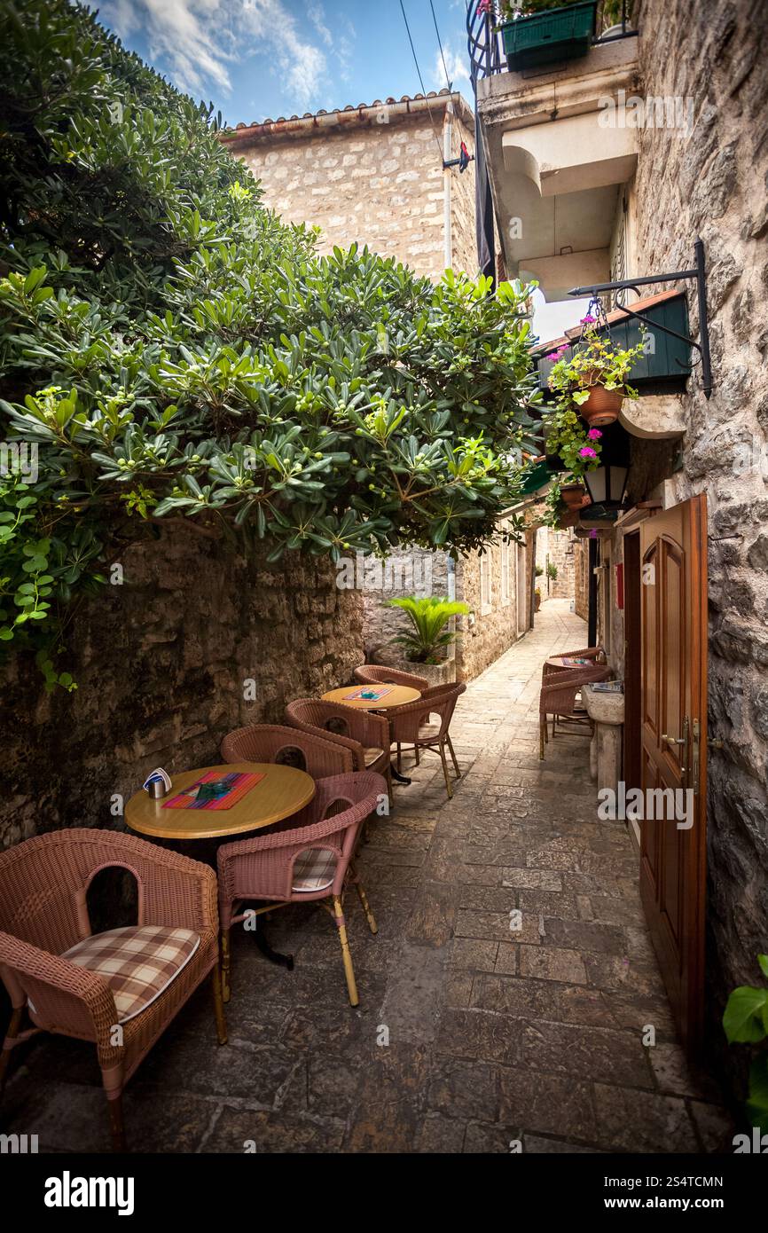 Bel ristorante terrazza estiva sulla antica strada Foto Stock