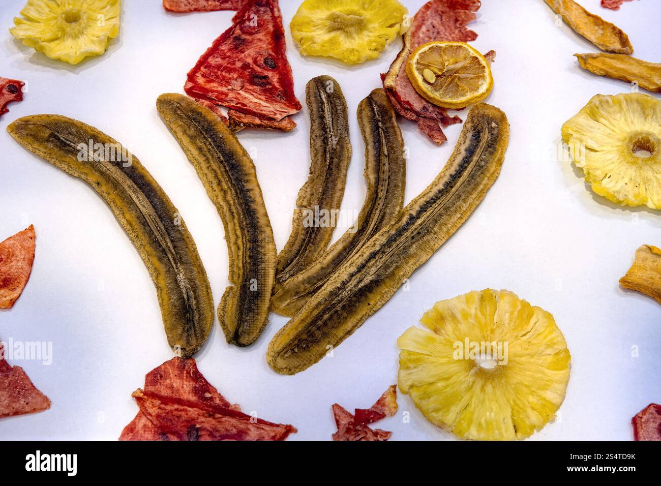 ​​fruits a fette essiccate a secco sotto forma di trucioli isolati su sfondo bianco, vista dall'alto. Foto Stock