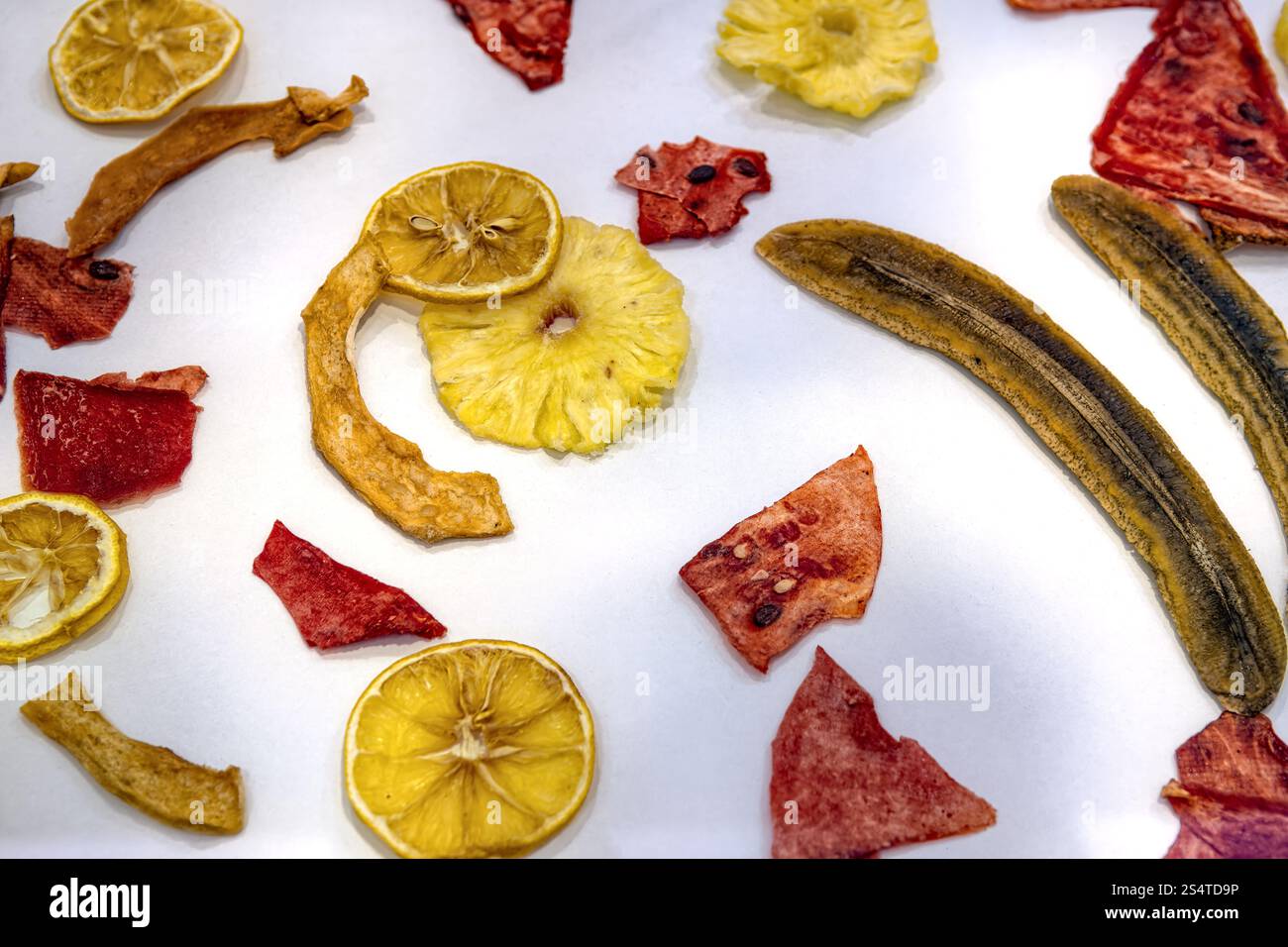 ​​fruits a fette essiccate a secco sotto forma di trucioli isolati su sfondo bianco, vista dall'alto. Foto Stock