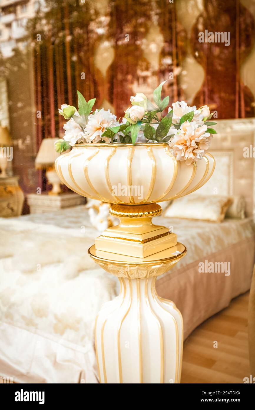 Primo piano della porcellana antica Vaso con fiori a classici interni Foto Stock