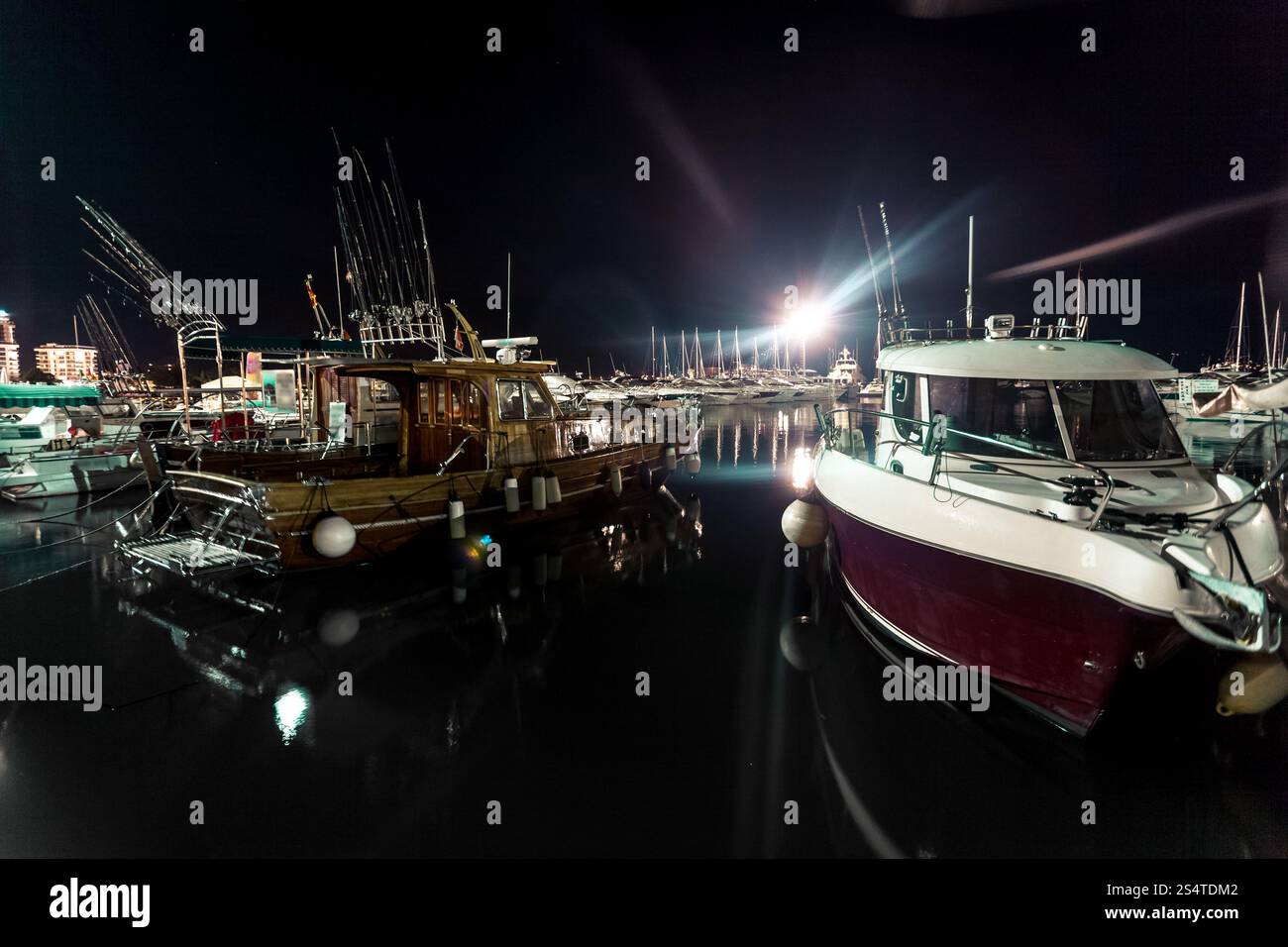 Beautiful Night Shot di legno e barche ormeggiate al porto di mare Foto Stock