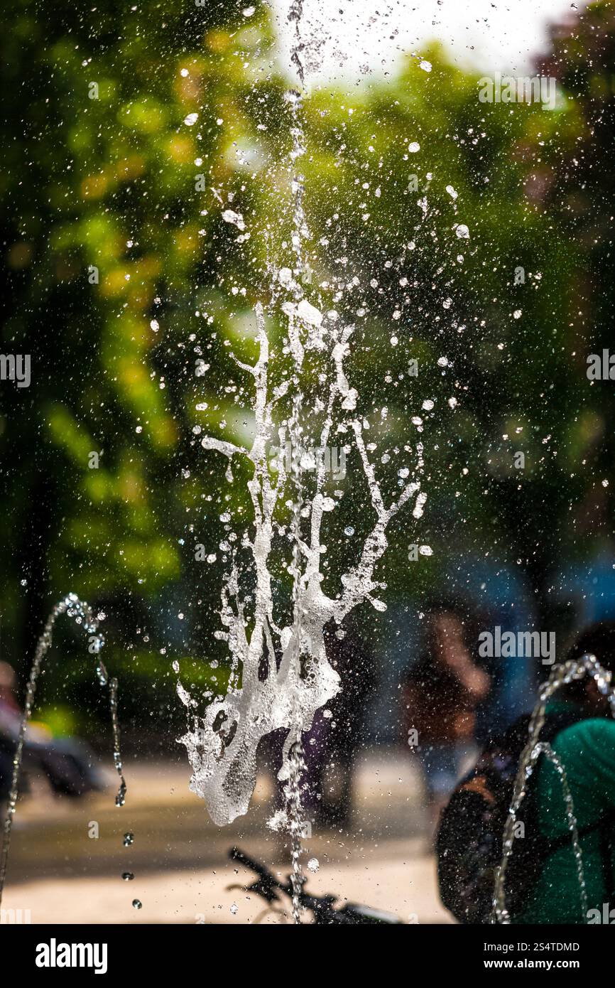 Alta velocità foto di Fontana nel parco a caldo giorno d'estate Foto Stock