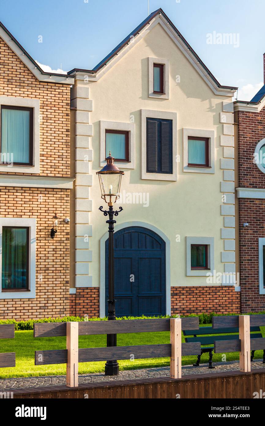 Foto del classico case olandese su strada al giorno di sole Foto Stock