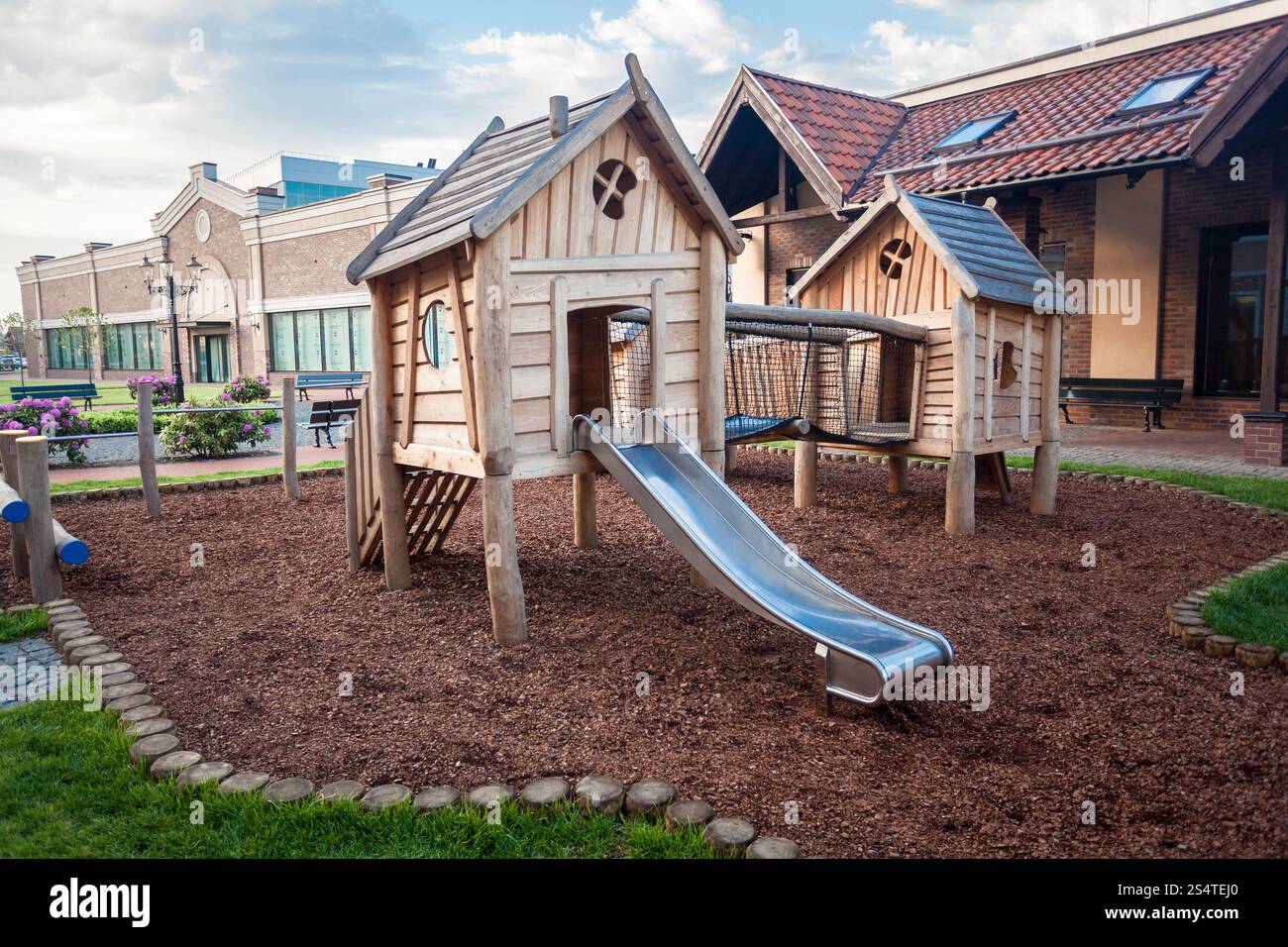 Colpo all'aperto del grande parco giochi in legno al centro commerciale per lo shopping Foto Stock