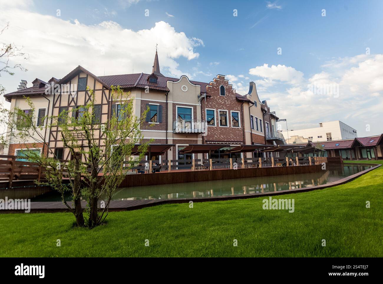 Bellissimo paesaggio di vecchie case europee sul canal Foto Stock