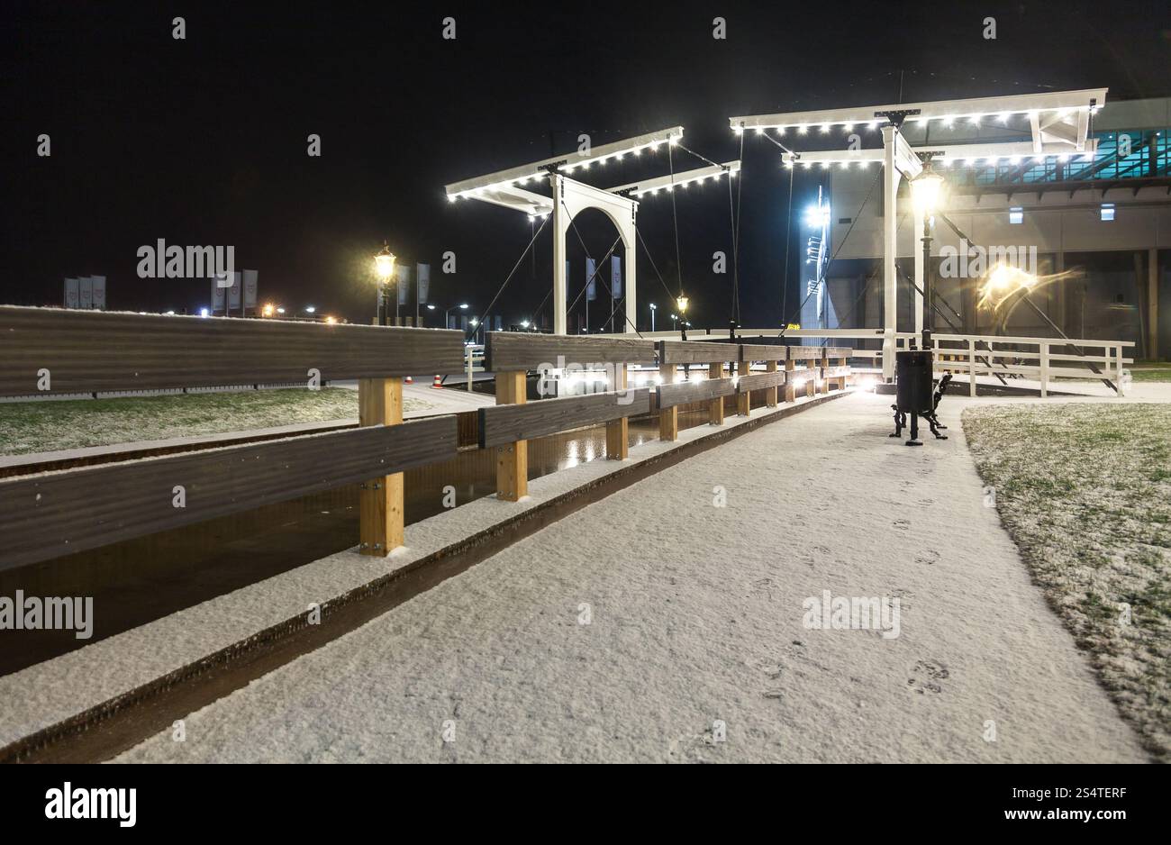 Bellissima vista del ponte levatoio sul fiume di notte Foto Stock