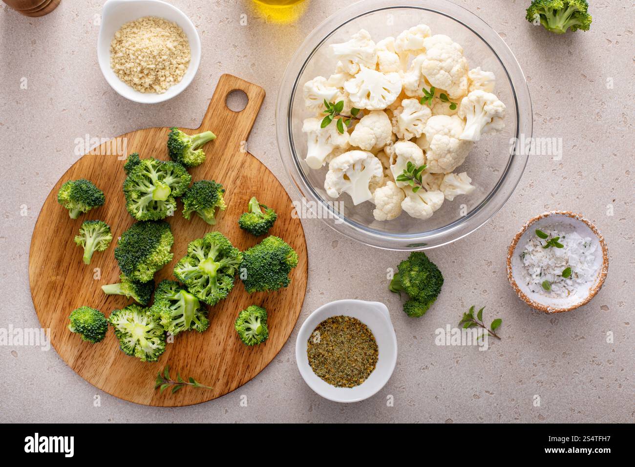 Broccoli e cavolfiore freschi, pronti per essere tostati, cucinati con verdure Foto Stock