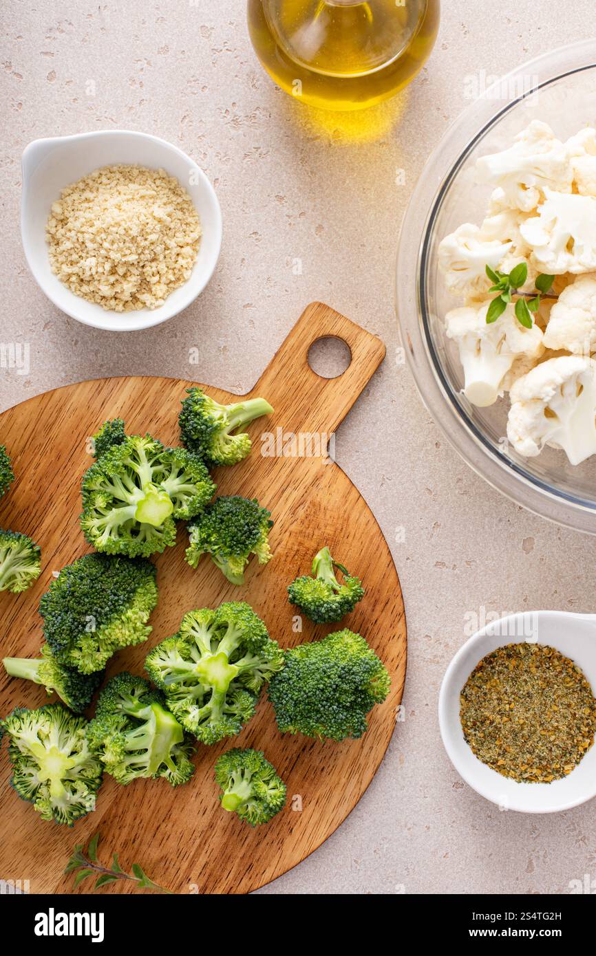Ciotola di cavolfiore con broccoli, pronta per essere arrostita, in cucina con verdure Foto Stock