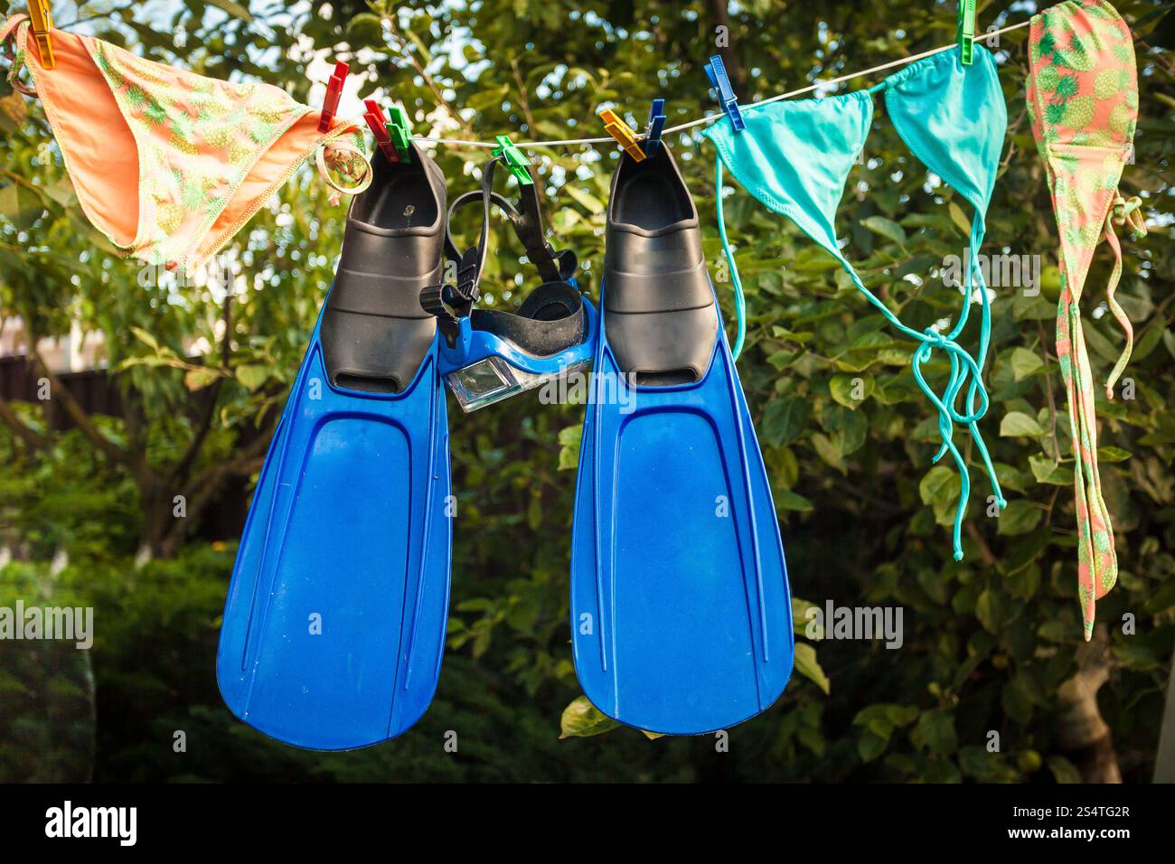 Foto concettuale di equipaggiamento da snorkeling essiccazione su stendibiancheria Foto Stock