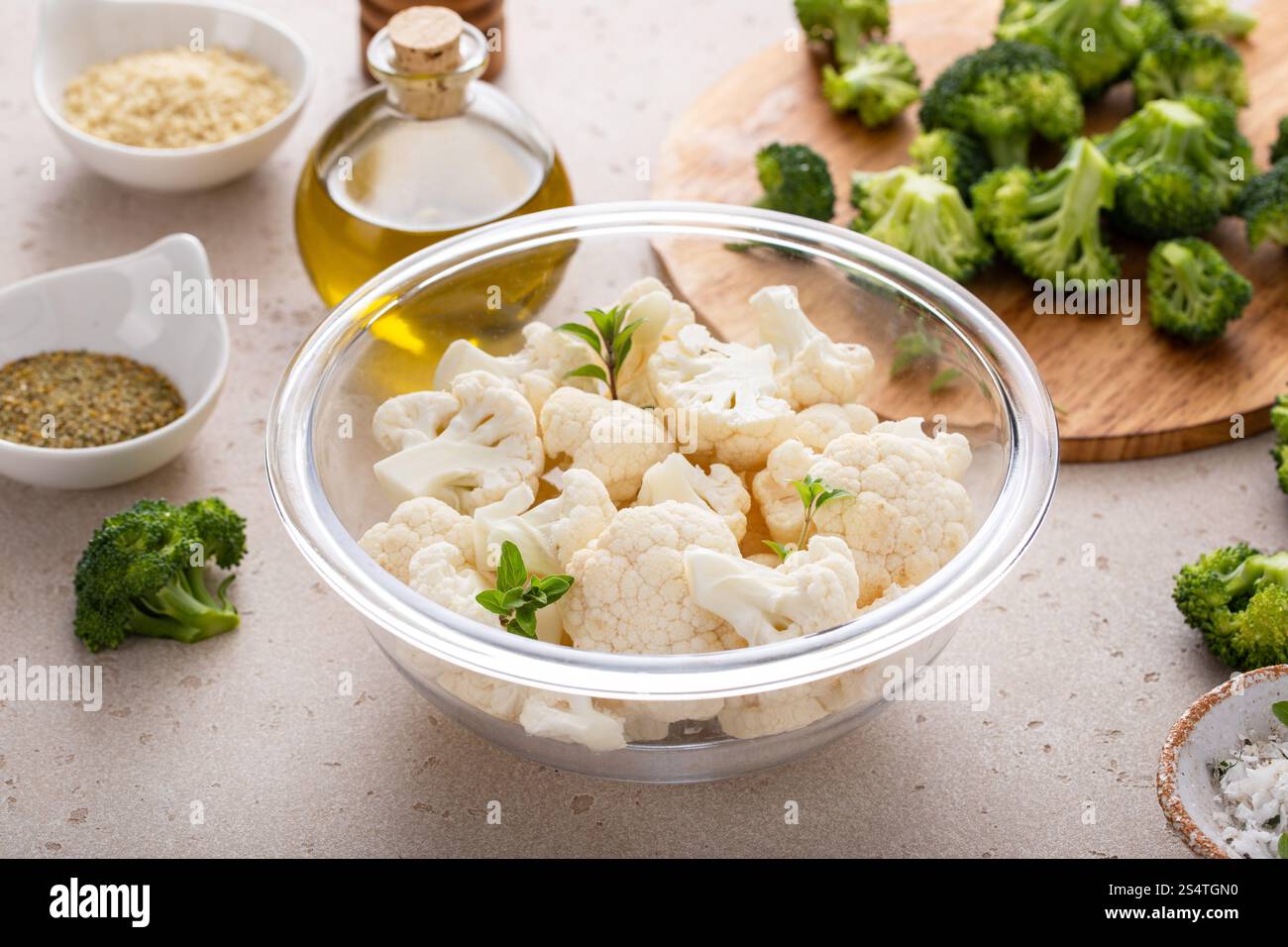 Ciotola di cavolfiore con broccoli, pronta per essere arrostita, in cucina con verdure Foto Stock