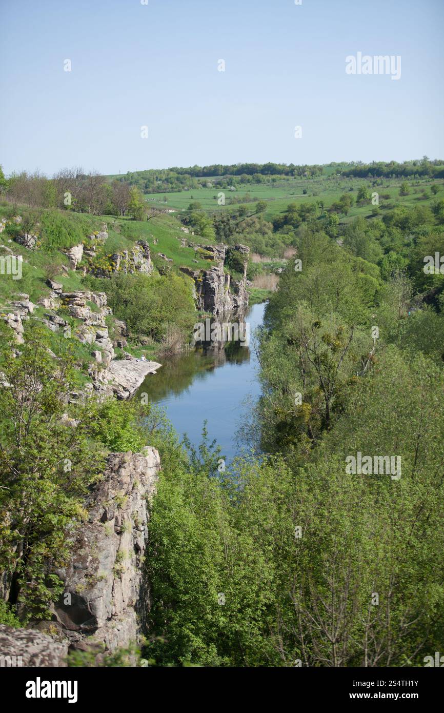 Paesaggio verticale di fiume che scorre nel canyon Foto Stock