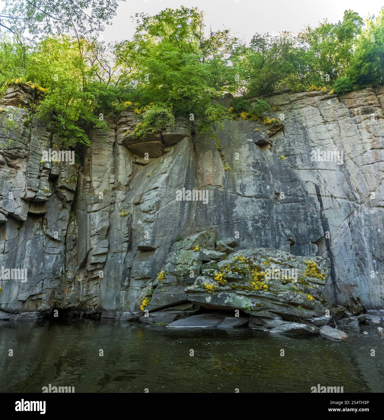 Foto panoramica di alta parete di roccia sul fiume di montagna Foto Stock