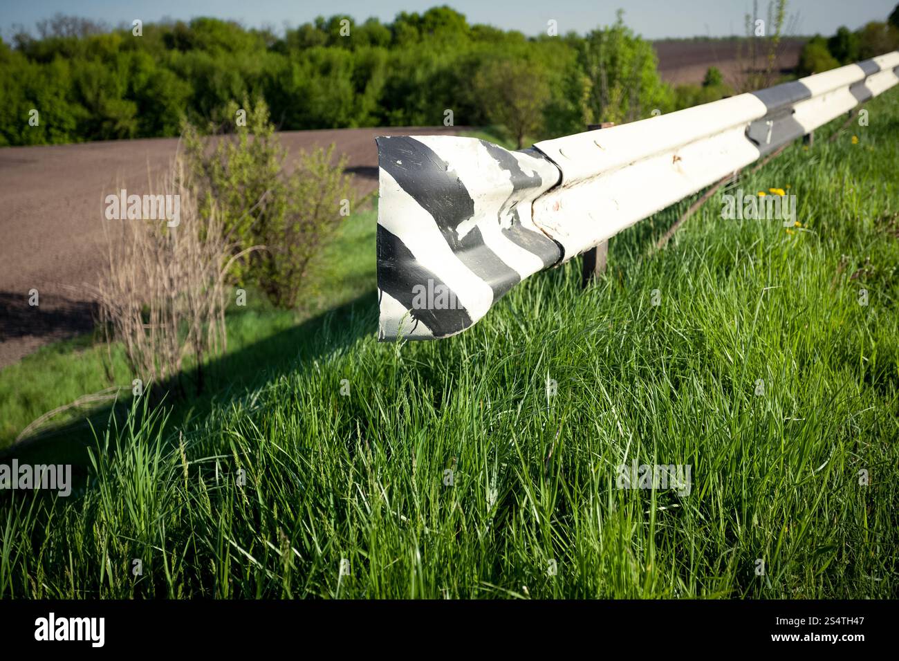 Primo piano di urtare il tappo sul lato della strada di campagna Foto Stock