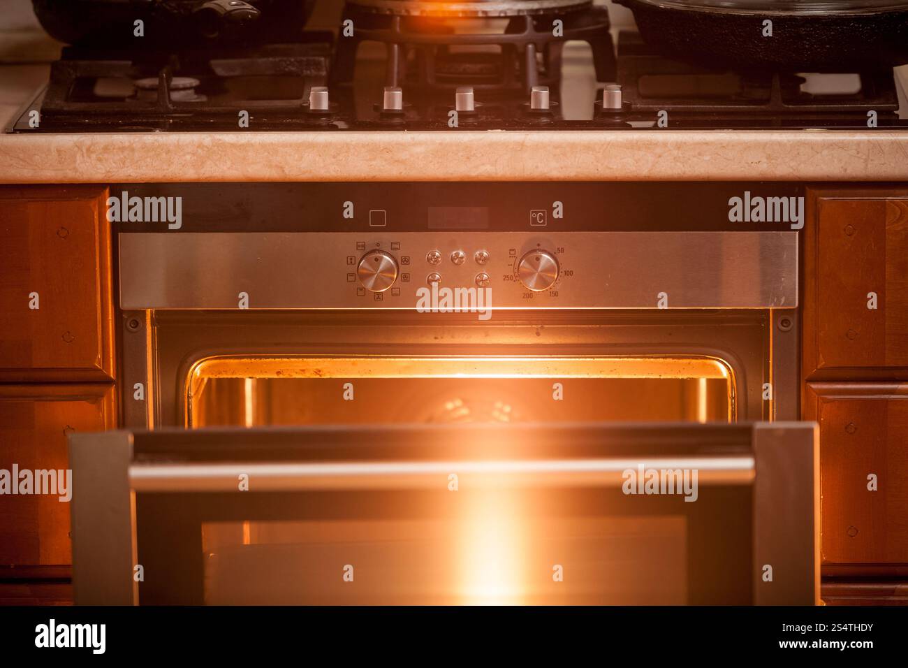 Primo piano di aprire a incandescenza a forno aperto Foto Stock