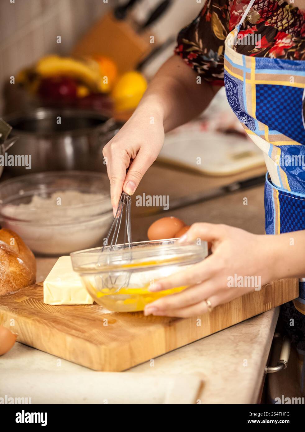 Primo piano della donna uova di miscelazione nel contenitore in vetro Foto Stock